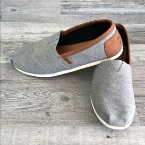 Men’s Toms slip on classic. Size 8.5. Grey/leather
